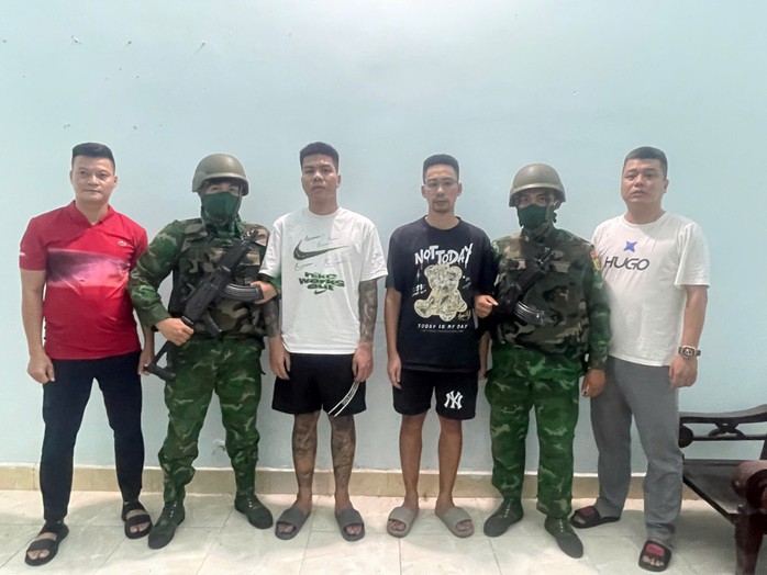 Hai đối tượng Trần Duyên Thịnh (SN 1996) và Nguyễn Tuấn Nam (SN 1992, Hà Nội), bị truy nã về hành vi “Gây rối trật tự công cộng”, đã bị bắt giữ tại Cửa khẩu quốc tế Mộc Bài. Ảnh: Biên phòng Tây Ninh