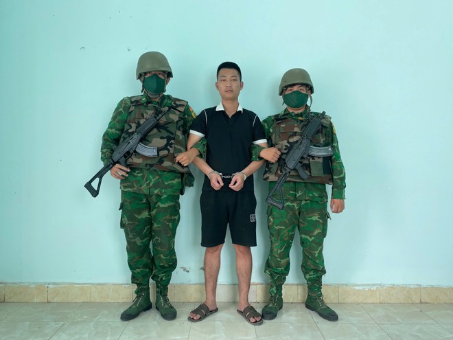 Nguyễn Tấn Tài và Nguyễn Văn Hải bị bắt giữ tại Cửa khẩu quốc tế Mộc Bài. Ảnh: Biên phòng Tây Ninh