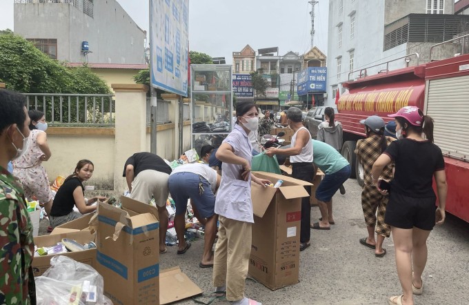 Nhân viên bệnh viện sơ tán thuốc và vật tư y tế đề phòng cháy lan. Ảnh: Quang Đức