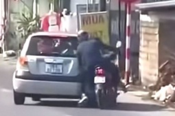 Chèn ngã người đi xe máy do mâu thuẫn với mẹ trên xe ô tô
