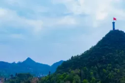 Sức hút kỳ lạ của ngôi làng dưới chân cột cờ Lũng Cú