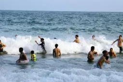 Du khách thỏa thích nhảy sóng biển Cát Bà