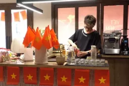 Người trẻ làm thêm xuyên kỳ nghỉ lễ
