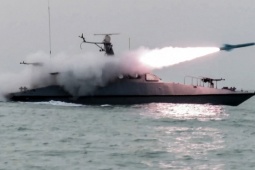Iran cảnh báo eo biển Hormuz sẽ là 'mồ chôn tàu sân bay Mỹ'