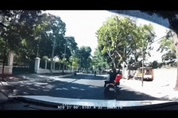 Clip gây phẫn nộ bị đánh từ phía sau, người đàn ông ngã nhào giữa đường