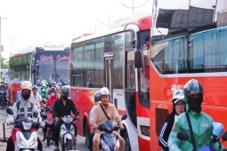 Người dân trở lại sau kỳ nghỉ dài, cửa ngõ TPHCM quá tải