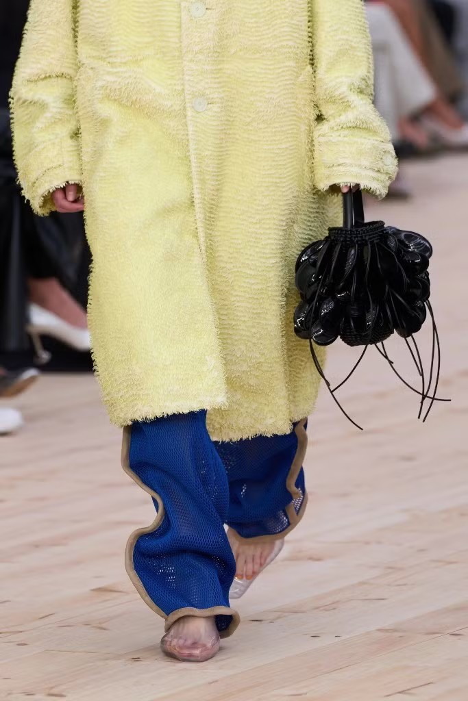 Dàn sao hạng A bị lu mờ tại show Chanel Cruise 2027 vì chiếc gót giày "kỳ quặc" - 8