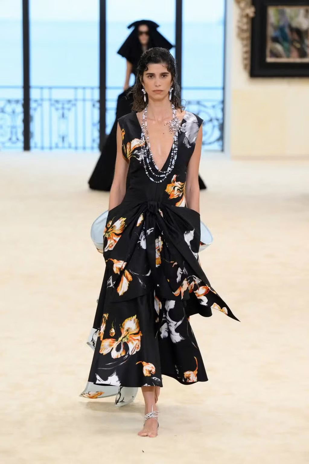 Dàn sao hạng A bị lu mờ tại show Chanel Cruise 2027 vì chiếc gót giày "kỳ quặc" - 9