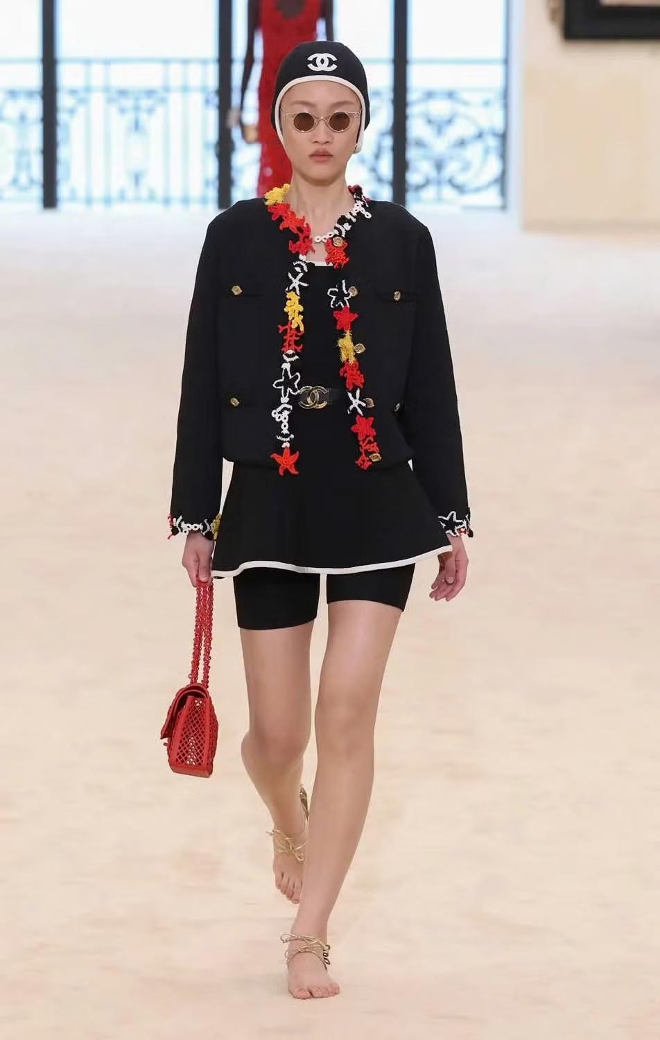 Dàn sao hạng A bị lu mờ tại show Chanel Cruise 2027 vì chiếc gót giày "kỳ quặc" - 10