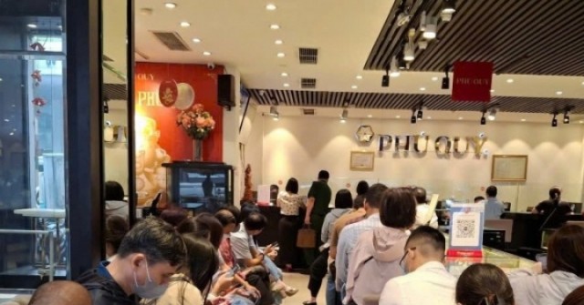 Khung cảnh tiệm vàng khi giá vàng giảm sâu; xăng E10 sắp bán rộng rãi thay xăng khoáng