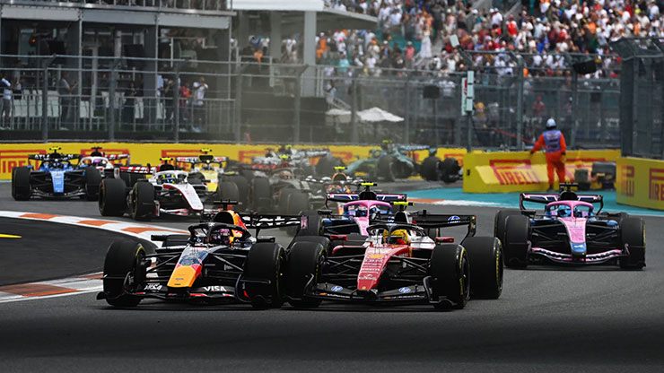 Verstappen có màn cạnh tranh nảy lửa với Hamilton