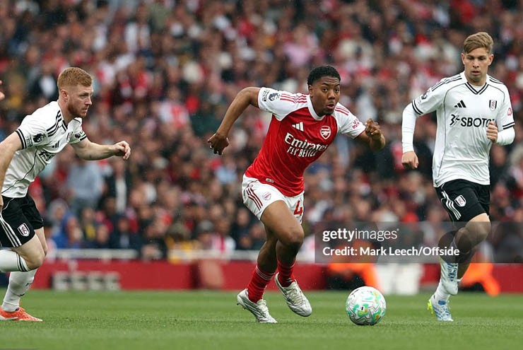 Lewis-Skelly làm bất ngờ các fan Arsenal