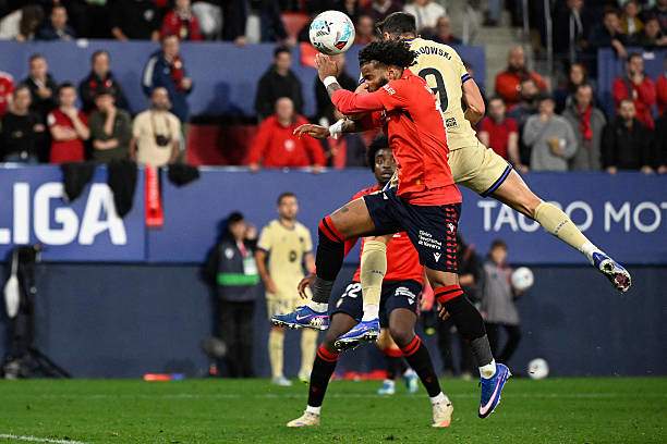 Lewandowski đánh đầu mở tỷ số cho Barca