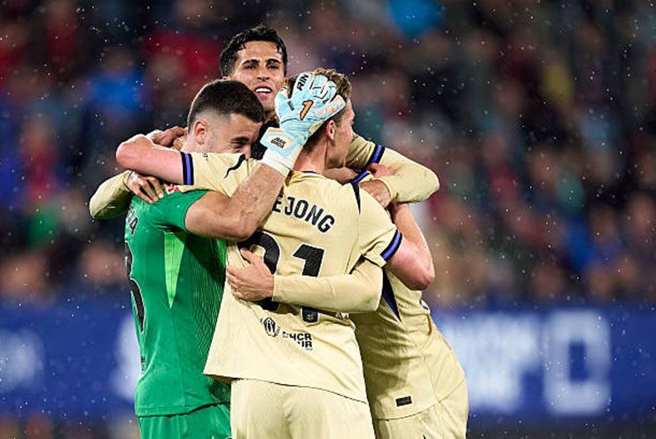 Barcelona vượt qua hơn 90 phút đầy khó khăn tại Osasuna để chạm 1 tay vào chức vô địch La Liga