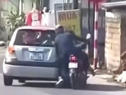Chèn ngã người đi xe máy do mâu thuẫn với mẹ trên xe ô tô