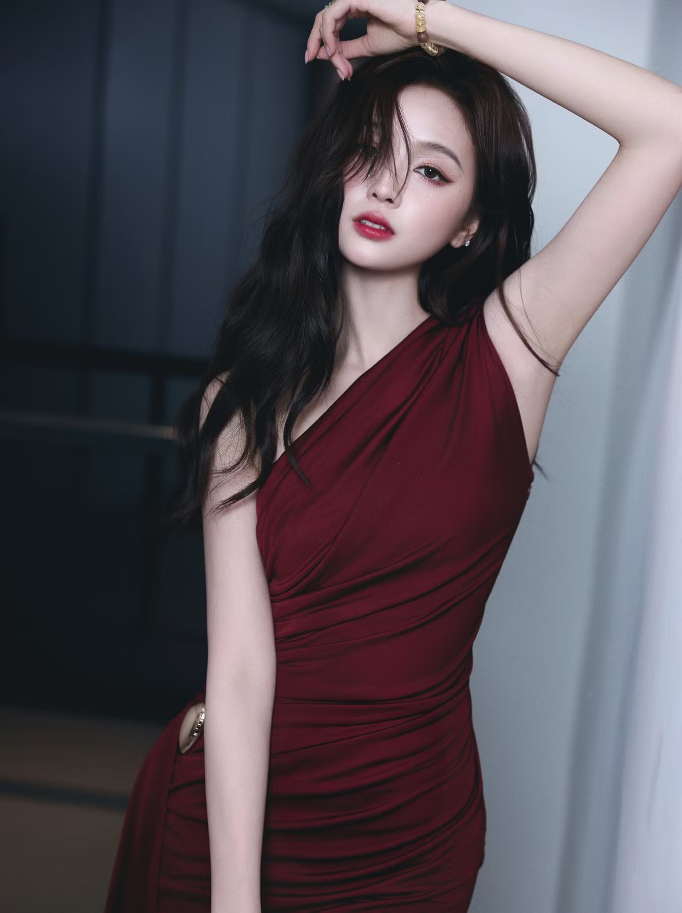 Nhiều nghệ sĩ khác giống Ngô Tuyên Nghi bị công ty quản lý chèn ép nếu muốn rời đi.