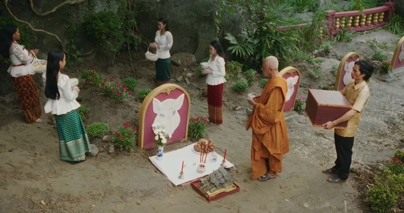 Phí Phông: Quỷ máu rừng thiêng dẫn đầu trong cuộc đua phim mùa lễ, tiếp sau là Heo năm móng (phải).
