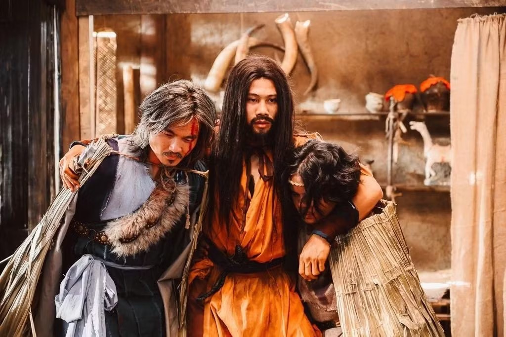 Anh hùng, Đại tiệc trăng máu 8 và Trùm sò đang rơi vào tình cảnh khó khăn.
