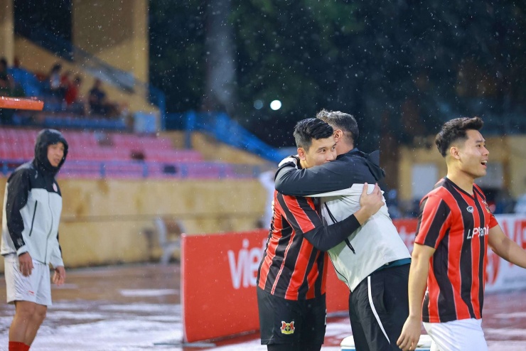 Hoàng Đức tri ân thầy cũ, dàn sao Ninh Bình FC thân tình với Thể Công Viettel sau trận hòa - 1