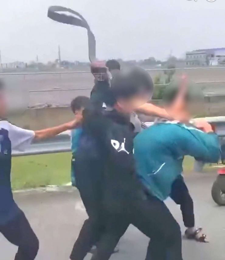 Một học sinh dùng thắp lưng da vụt vào người em L.V.D lớp 9B, trường THCS Chuyên Ngoại. Ảnh: Cắt từ clip