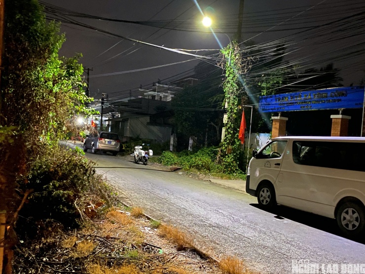 Con hẻm nhỏ dẫn vào căn nhà nơi xảy ra vụ nghi phạm ra tay sát hại vợ con.