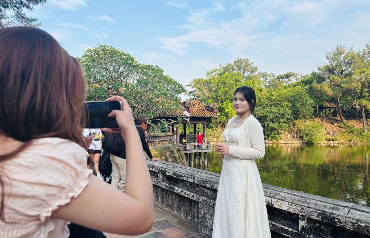 Bạn trẻ thăm Lăng vua Tự Đức (Khiêm Lăng) với phong cảnh sơn thủy hữu tình, kiến trúc lãng mạn tại TP Huế. Ảnh: Diệu Nhi