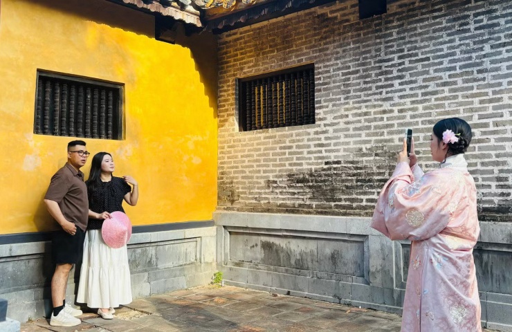 Bạn trẻ thăm Lăng vua Tự Đức (Khiêm Lăng) với phong cảnh sơn thủy hữu tình, kiến trúc lãng mạn tại TP Huế. Ảnh: Diệu Nhi