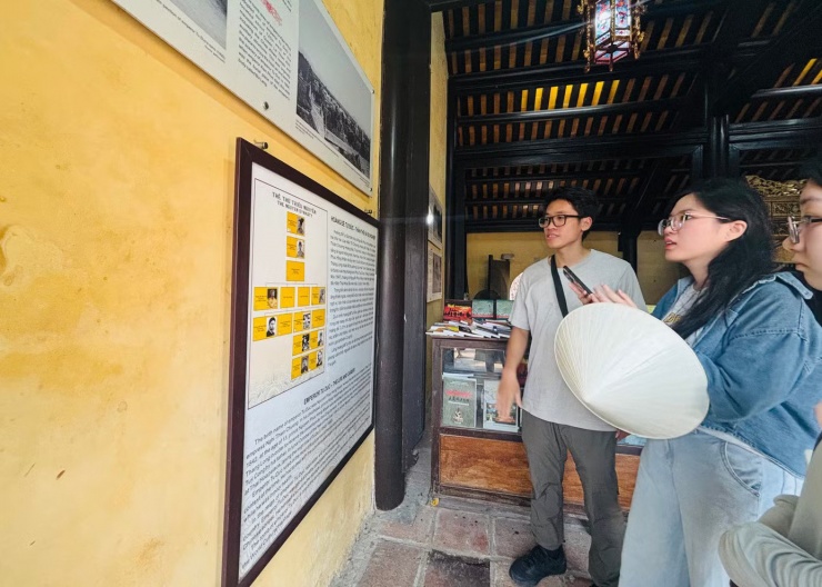 Bạn trẻ thăm Lăng vua Tự Đức (Khiêm Lăng) với phong cảnh sơn thủy hữu tình, kiến trúc lãng mạn tại TP Huế. Ảnh: Diệu Nhi