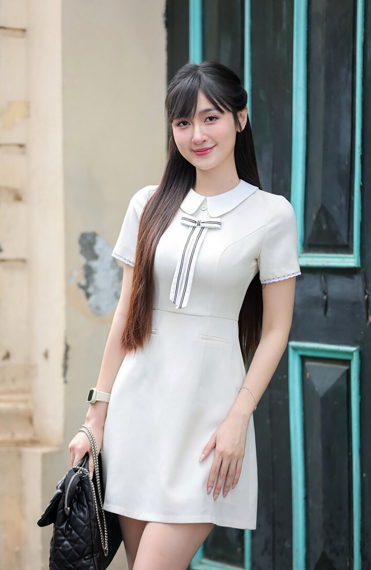 Khi không đi quay, nữ diễn viên phụ mẹ bán hàng.
