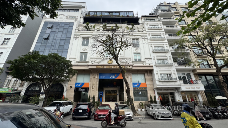 Cùng 1 dãy phố không khó để bắt gặp "kim, cổ" đan xen. Ảnh: Anh Văn