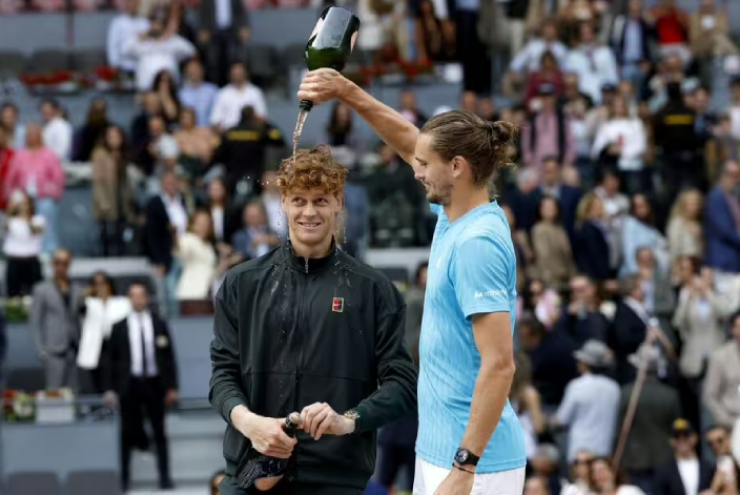 Zverev xấu hổ vì thua chung kết sau 58 phút, "xin" Sinner bỏ Roland Garros