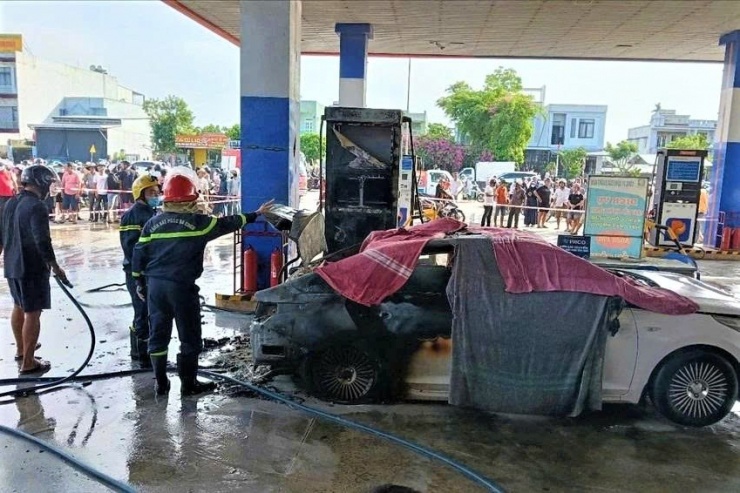 &nbsp;Ô tô bốc cháy tại cây xăng ở xã Thăng Điền (TP Đà Nẵng) chiều 1/5 khiến 2 thiếu niên ngồi ở khoang hành khách tử vong.