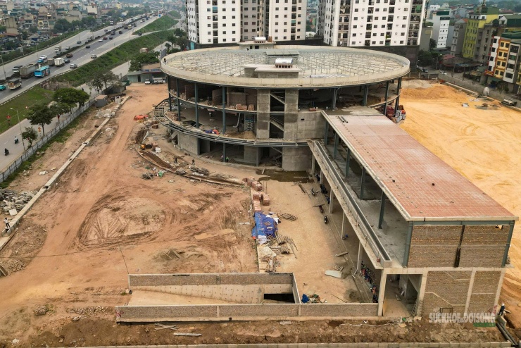 Khu nhà phụ trợ bên cạnh khối trung tâm đang trong giai đoạn hoàn thiện phần thô.