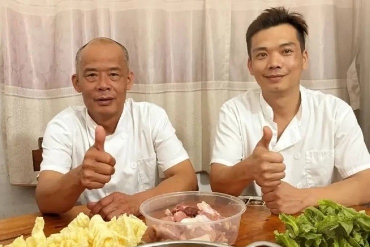 Quán lẩu gà ở Phật Sơn gây sốt tiếp tục 'hái tiền': Mỗi tối livestream thu triệu NDT