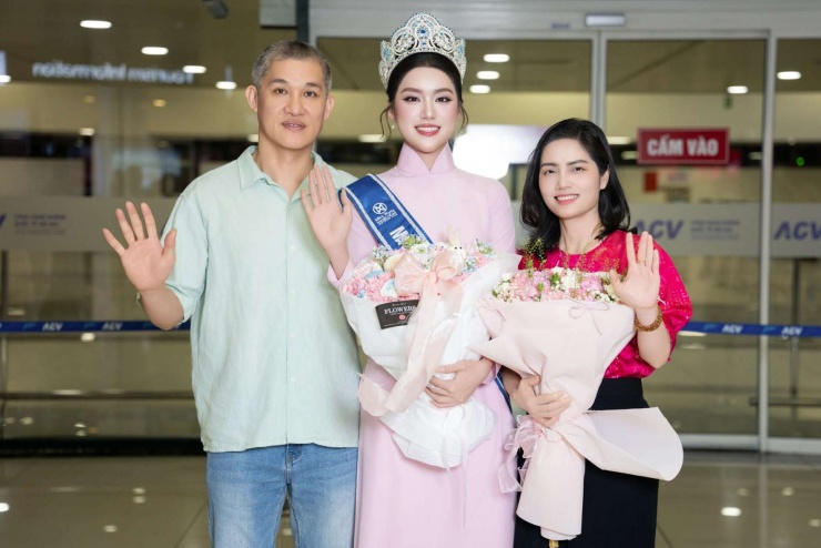 Bố mẹ Phương Oanh đón nàng hậu tại sân bay sau một tháng xa nhà. (Ảnh: NSX)