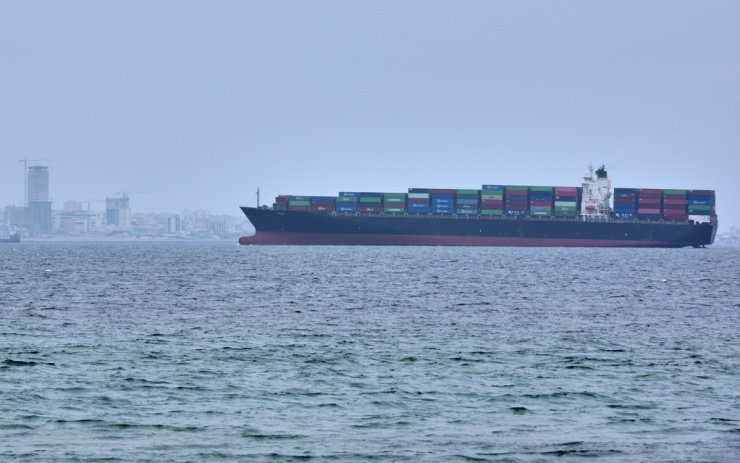 2 tàu hàng của Mỹ đi qua eo biển Hormuz; UAE cảnh báo khẩn về tên lửa - 1