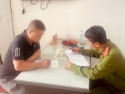 Con học tiểu học mâu thuẫn với bạn, nam phụ huynh hành hung người phụ nữ 58 tuổi