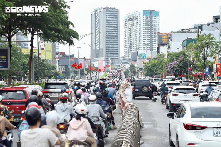 Ô tô dàn hàng 5, xe máy leo vỉa hè ngày đầu đi làm sau nghỉ lễ - 12