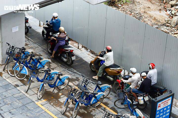 Ô tô dàn hàng 5, xe máy leo vỉa hè ngày đầu đi làm sau nghỉ lễ - 14