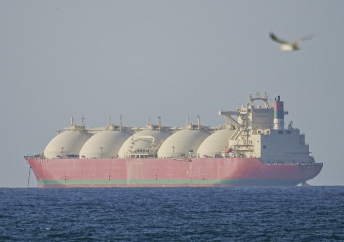 Một tàu thương mại di chuyển qua eo biển Hormuz nhìn từ phía Oman ngày 8/4. Ảnh: AFP