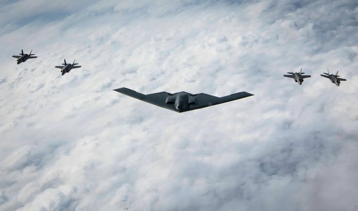 Máy bay ném bom B-21 với máy bay F-35. Ảnh WION