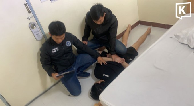 Cảnh sát bắt giữ nghi phạm. Ảnh: Khaosod