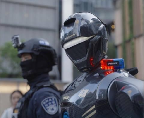 Robot T800. Ảnh cắt màn hình video.
