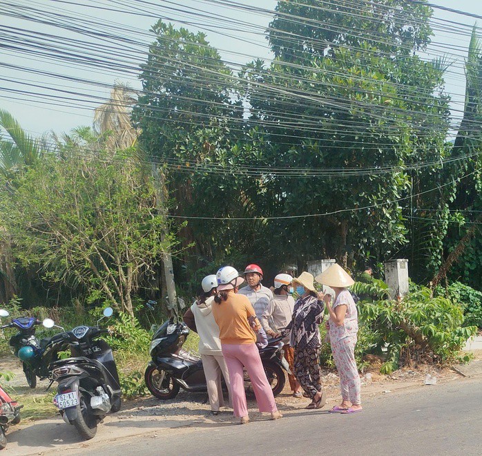 Tuyến đường nhựa đi ngang đường dẫn vào nhà nghi phạm