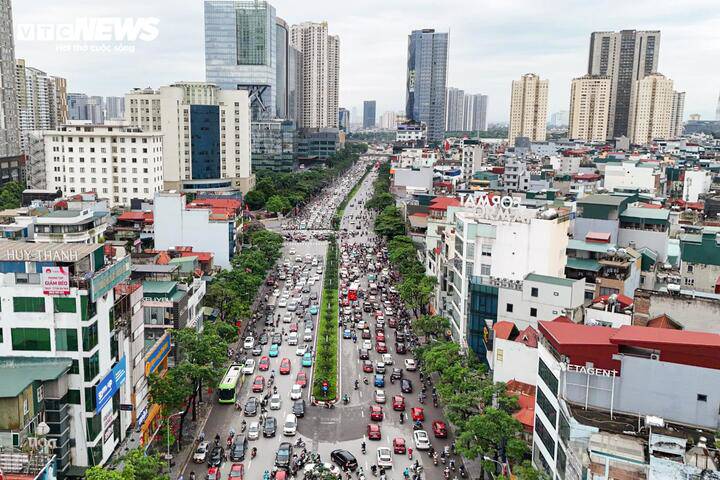 Kết thúc kỳ nghỉ lễ kéo dài 4 ngày, sáng nay (4/5), người dân trở lại cuộc sống sinh hoạt thường ngày. Lưu lượng xe tăng nhanh trong giờ cao điểm, nhiều tuyến đường huyết mạch và khu vực trung tâm Hà Nội ghi nhận tình trạng đông đúc, ùn ứ cục bộ.