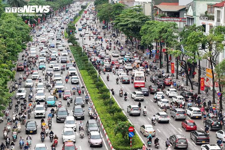 Tại đường Trần Duy Hưng lúc 8h, chiều hướng vào trung tâm Hà Nội xảy ra ùn tắc, ô tô dàn 4-5 hàng, trong khi chiều ngược lại chỉ ùn ứ nhẹ.