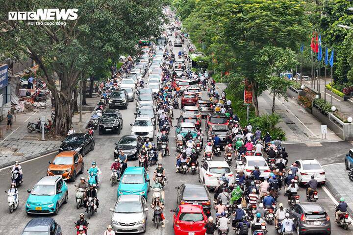 Phố Huỳnh Thúc Kháng rơi vào tình trạng ùn tắc nghiêm trọng, giao thông ken đặc ở cả hai chiều.