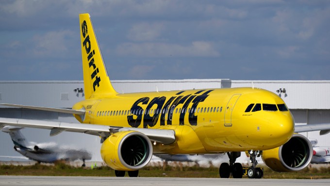 Máy bay Spirit Airlines màu vàng quen thuộc vớ người Mỹ suốt 34 năm. Ảnh: AP