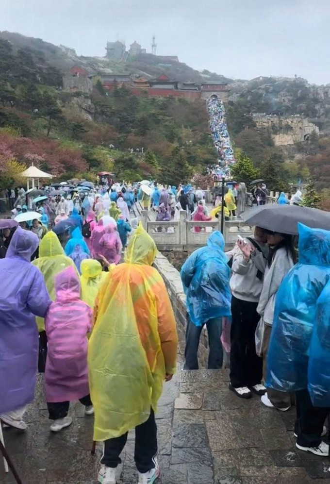 Lượng khách đổ về núi Thái Sơn sáng 2/5. Ảnh: Jimu News