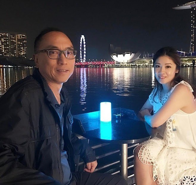 Doanh nhân Ổ Hữu Chánh và vợ, Ông Gia Tuệ. Ảnh: HK01